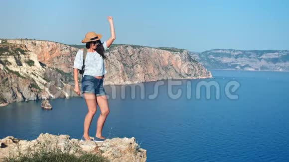 快乐的主动旅行女人在山顶上跳舞享受积极的情绪视频的预览图
