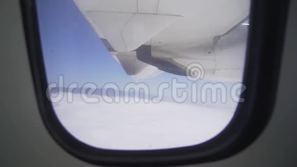 窗外的景色一个飞机机翼和一个涡轮发动机在云层上方飞行空运视频的预览图