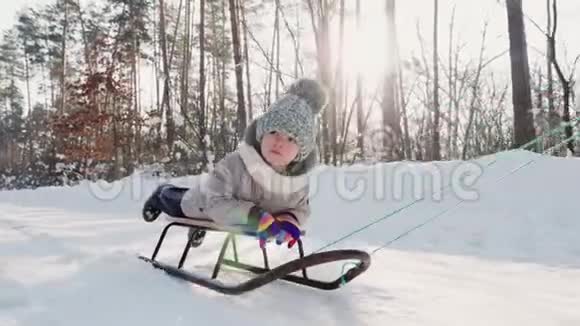 有人用雪橇载着一个小男孩视频的预览图