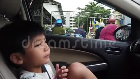 一个孩子坐在停下来的车里视频的预览图