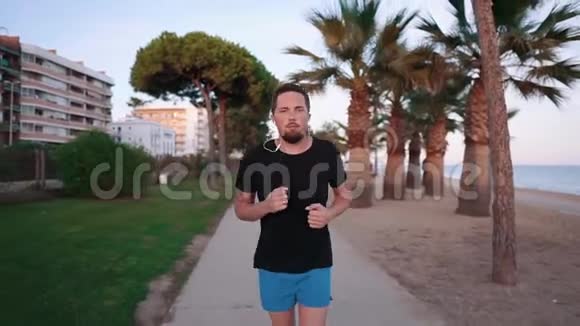 自信的人在海滩上奔跑视频的预览图