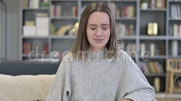 愤怒的年轻女子在镜头前哭泣的肖像视频的预览图