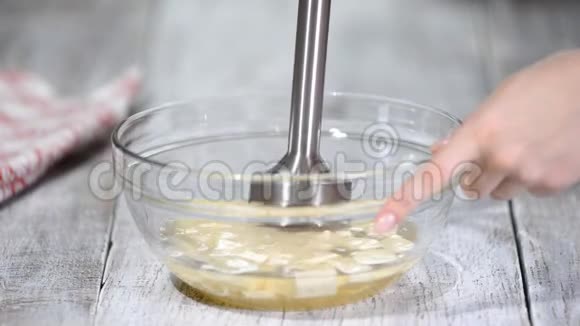 糕点厨师调配液体配料制作镜面釉视频的预览图