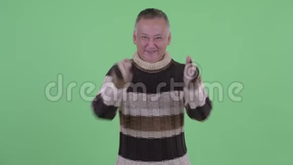 快乐成熟的日本男人竖起大拇指期待冬天的到来视频的预览图