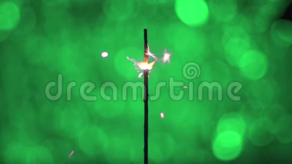 特写镜头孟加拉火火花漂浮在绿色背景上视频的预览图