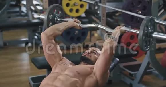 有魅力的运动员在健身房锻炼举重肌肉发达视频的预览图
