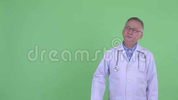 一位成熟的日本男医生指出视频的预览图