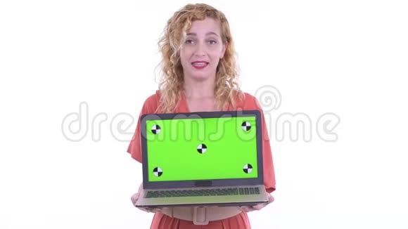 快乐美丽的金发女商人说话展示笔记本电脑视频的预览图