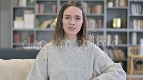 失望的年轻女子愤怒的肖像视频的预览图