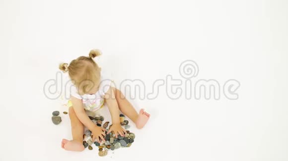 金发女娃玩海鹅卵石假期相关剪辑视频的预览图