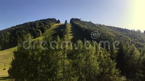 从观景塔看美丽的大自然滑雪胜地萨奇蒂奇斯洛伐克在一个美丽的阳光明媚的夏日视频的预览图