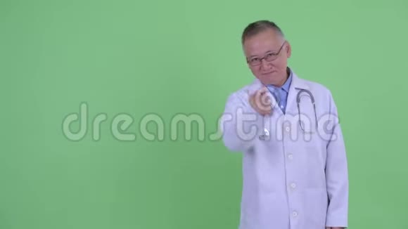 快乐成熟的日本男医生打手竖起大拇指视频的预览图