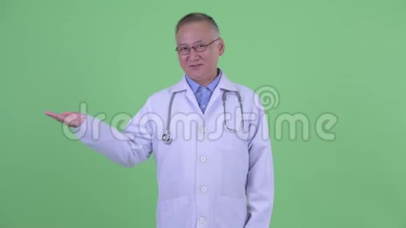 快乐成熟的日本男医生解释和比较视频的预览图