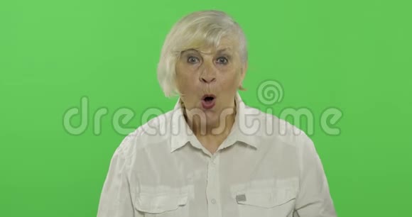 一位老妇人表现出惊讶惊讶喜悦和微笑铬键视频的预览图