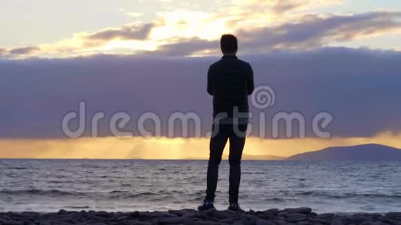 日落时分海滩上的年轻人视频的预览图