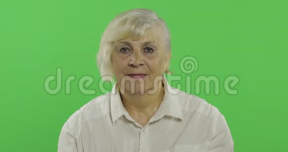 快乐的老太太微笑着快乐的老奶奶铬键视频的预览图