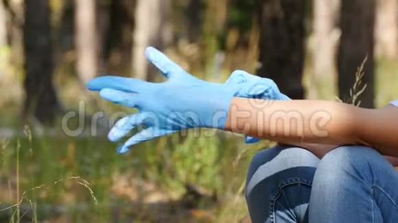 在森林背景上戴手套的女孩环保垃圾的概念视频的预览图