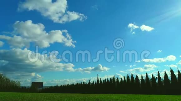 蓝天白云背景延时美丽的鲜艳色彩轻盈的夏日自然4K视频的预览图