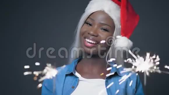 非洲性感的白发女孩结婚圣诞节视频的预览图