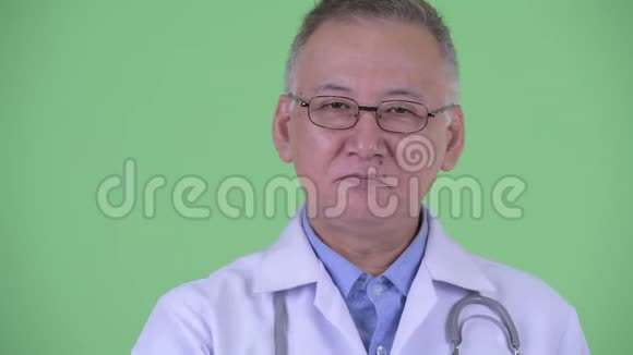 一脸快乐成熟的日本男医生竖起大拇指视频的预览图