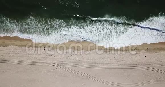 半月湾海滩的泡沫绿波飞起视频的预览图