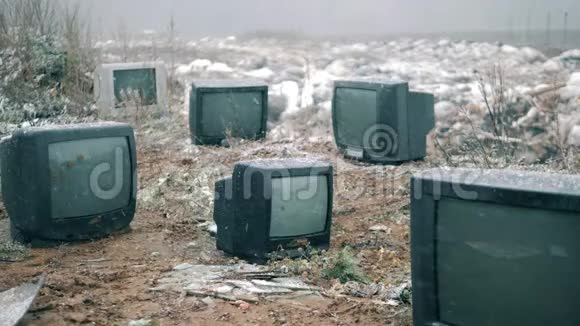 垃圾填埋场的电视在下着雪视频的预览图