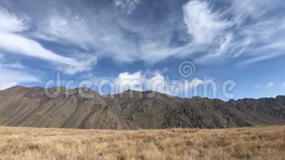 时间流逝的云流过蓝天上的雪山格鲁吉亚高加索山区视频的预览图