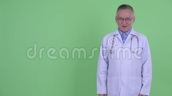 快乐成熟的日本男医生说话触摸一些东西视频的预览图