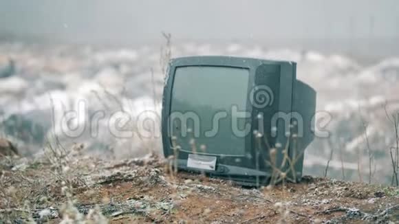 带着一台扔出的电视的垃圾填埋场视频的预览图