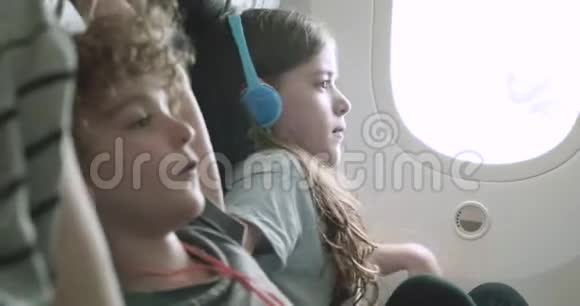 孩子们在飞机座位上感到舒服视频的预览图