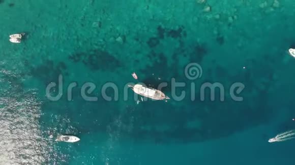 天堂里的概念白色的游艇在清澈的蓝绿色的海水上水在阳光下美丽地照耀着空中飞行视频的预览图