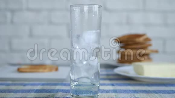 图片与玻璃从厨房餐桌充满立方冰和淡水视频的预览图