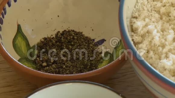 碗中的草药和香料视频的预览图