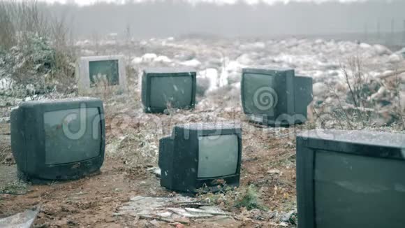带着扔出去的电视在抢掠的垃圾场下的雪视频的预览图