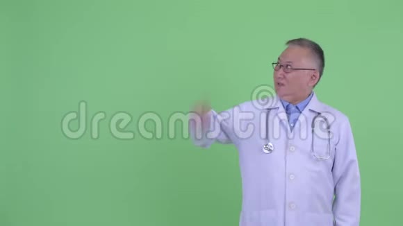 快乐成熟的日本男医生指指点点神情激动视频的预览图