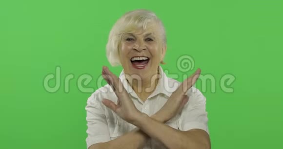 快乐的老太太在笑老奶奶笑了铬键视频的预览图