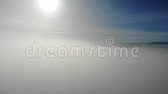 在山峰和蓝天的背景下白色蓬松的云彩升起了美丽的太阳光视频的预览图