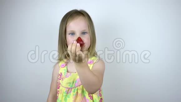 一个三岁的小女孩吃草莓露出拇指视频的预览图