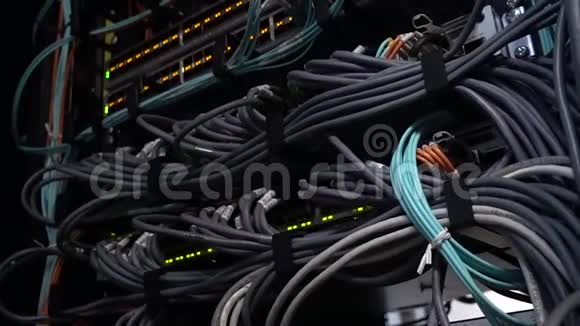 服务器连接器和闪烁的绿色和橙色LED灯视频的预览图