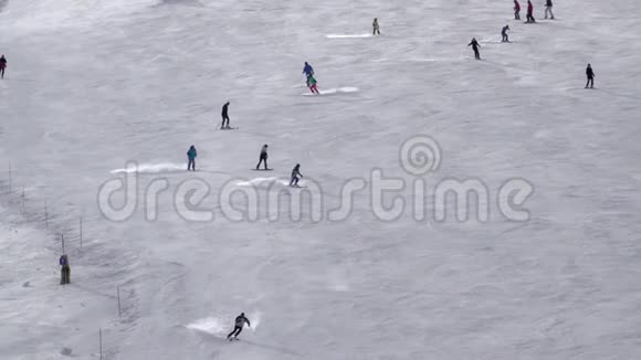 许多滑雪者在滑雪坡上慢动作视频的预览图