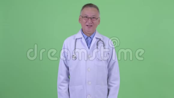 激动成熟的日本男医生握手视频的预览图