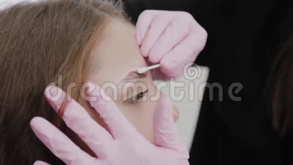 专业化妆师用棉签给客户处理眉毛视频的预览图