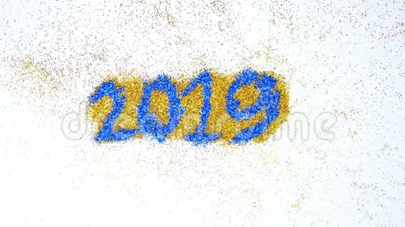 新年2019转变为2020年的概念从2019年到2020年风吹出蓝色闪光黄色闪光孤立在白色的光上视频的预览图