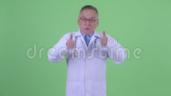快乐成熟的日本男医生竖起大拇指神情激动视频的预览图
