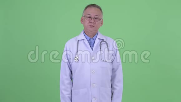 严肃成熟的日本男医生握手视频的预览图