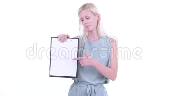 站着的金发女郎展示剪贴板竖起大拇指视频的预览图