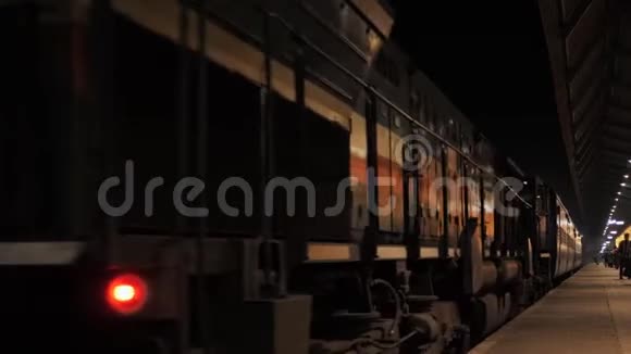 火车晚上到达印度的佩隆视频的预览图
