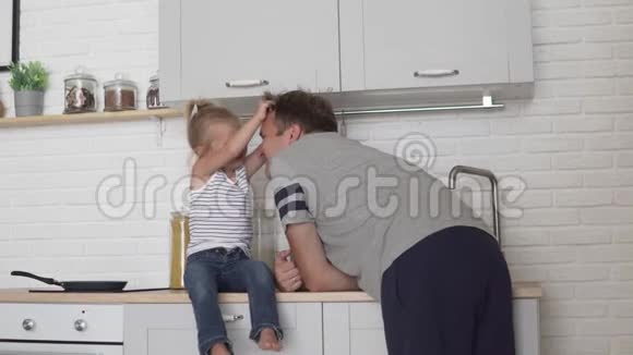 可爱的爸爸和女儿在厨房等早餐时玩得很开心视频的预览图