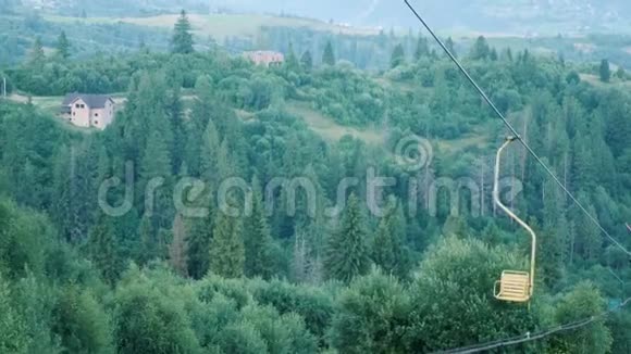 空木座的滑雪电梯在山上与绿色松树夏季在绿色森林中架设钢缆视频的预览图