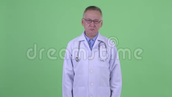 愤怒成熟的日本男医生竖起大拇指视频的预览图